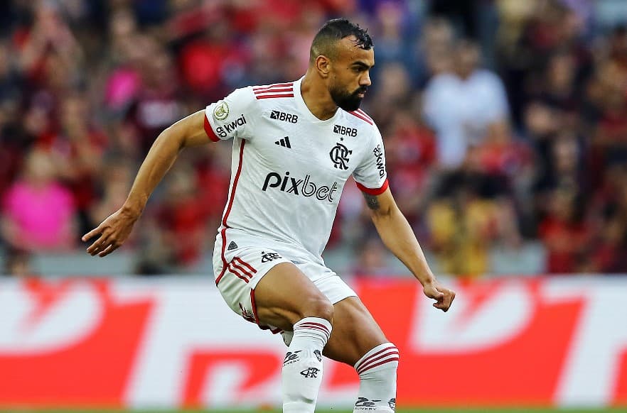 Fabrício Bruno domina bola com chapa do pé no jogo entre Athletico-PR x Flamengo