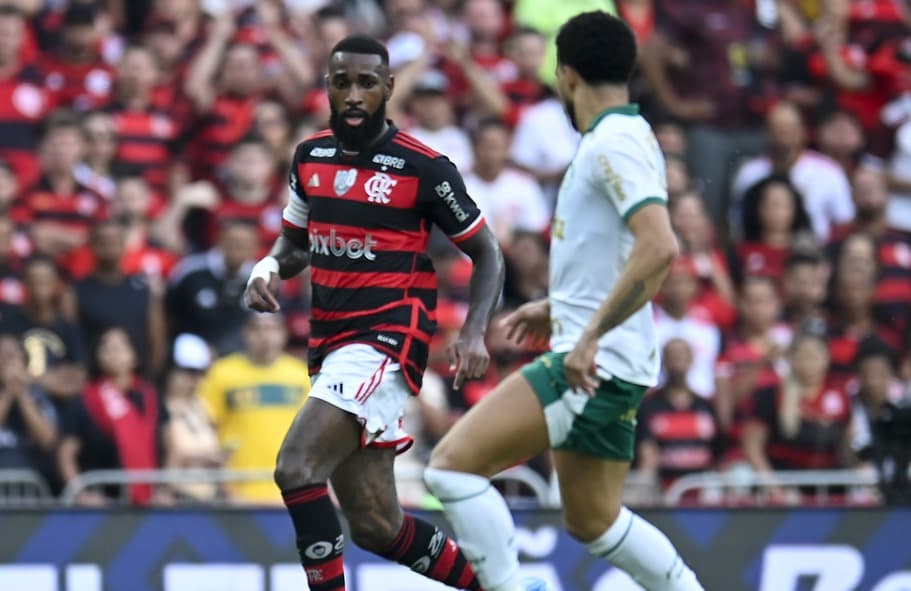 Gerson encara Murilo durante Flamengo 1x1 Palmeiras pelo Brasileirão 2024