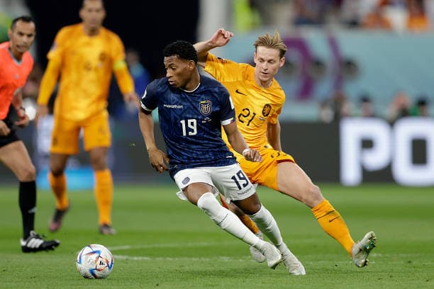 Gonzalo Plata em ação pelo Equador contra a Holanda