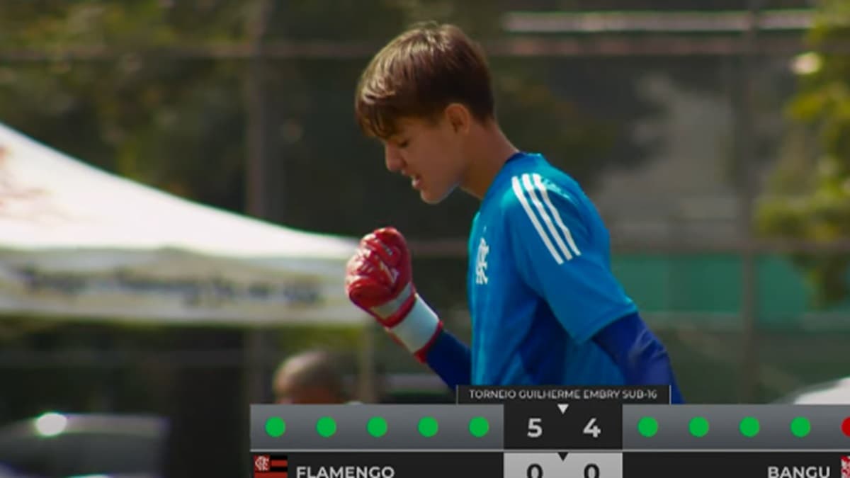 goleiro dudu em jogo do flamengo contra o bangu