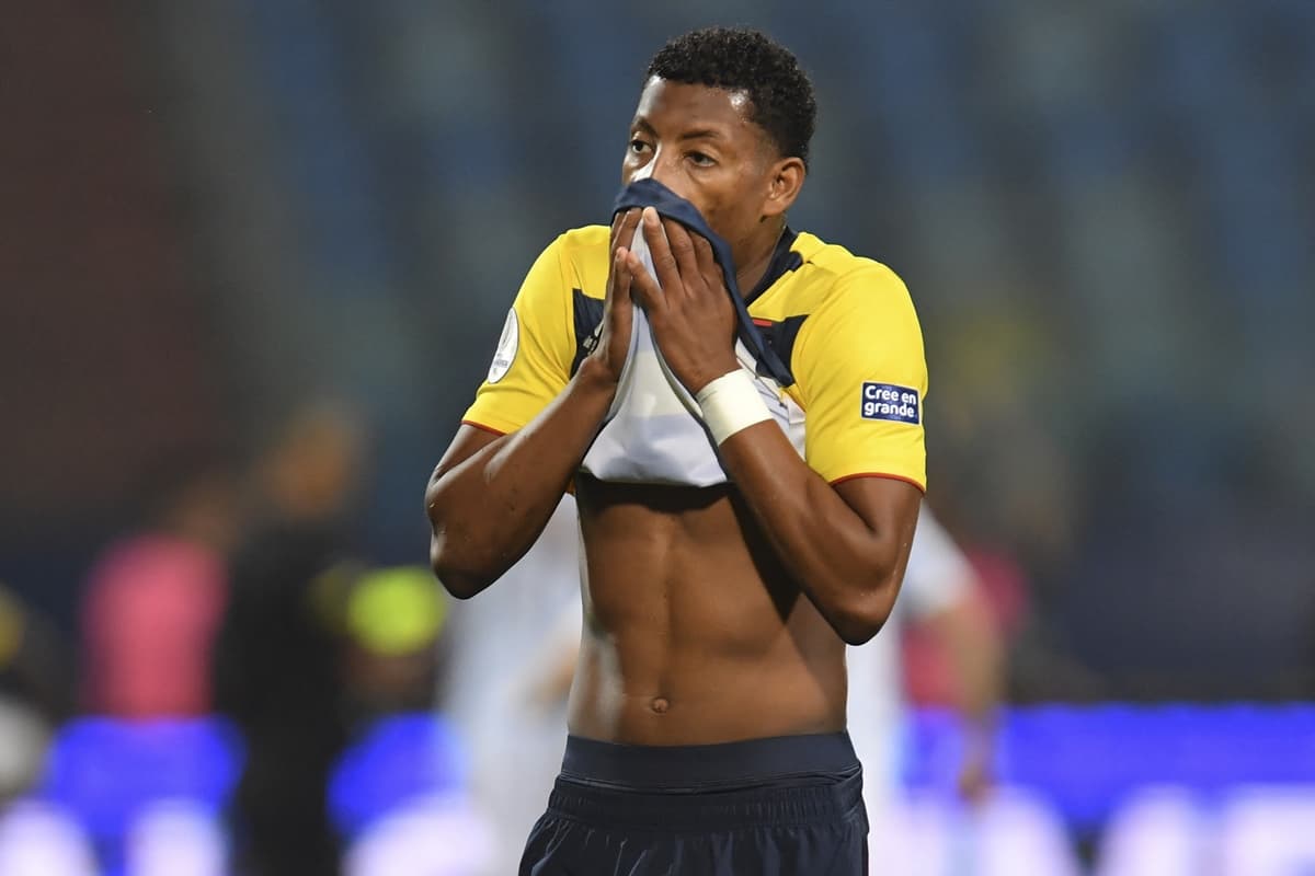 Gonzalo Plata limpa rosto com camisa do Equador durante jogo contra Argentina pela Copa América 2021