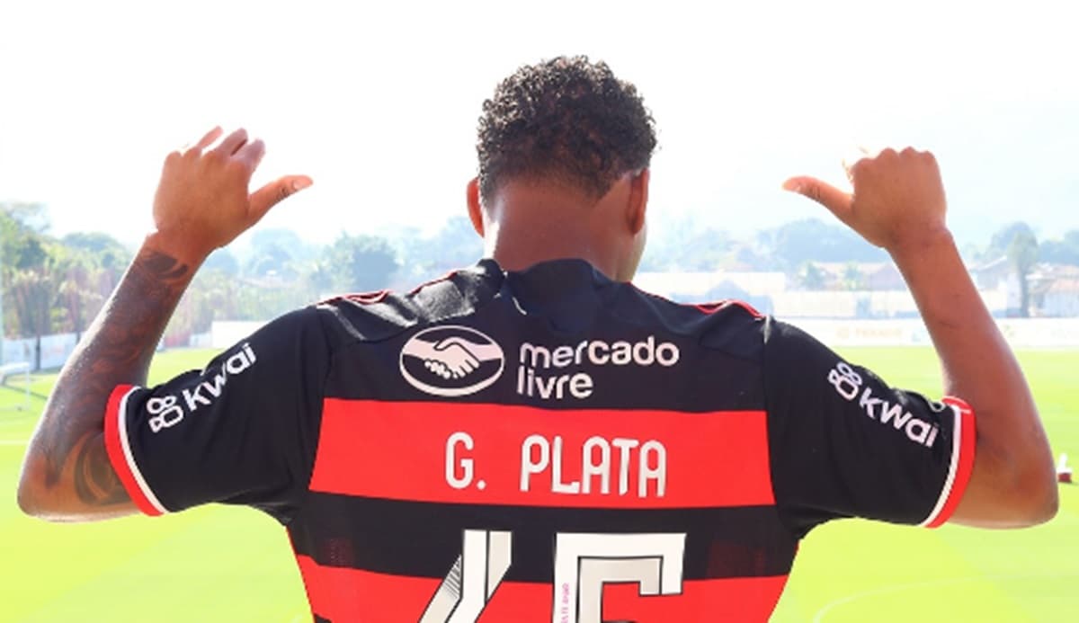 gonzalo plata com a camisa 45 do flamengo