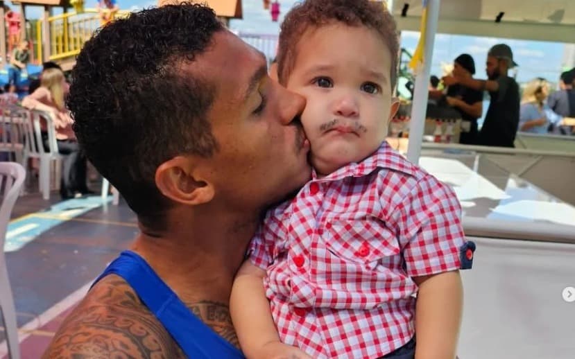 Isaquias Queiroz , atleta do Flamengo, beija seu filho Sebastian