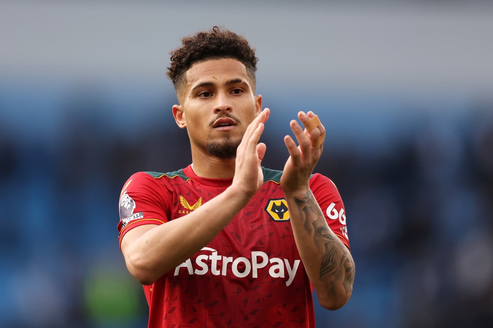 joão gomes ex-flamengo aplaude em jogo do wolves