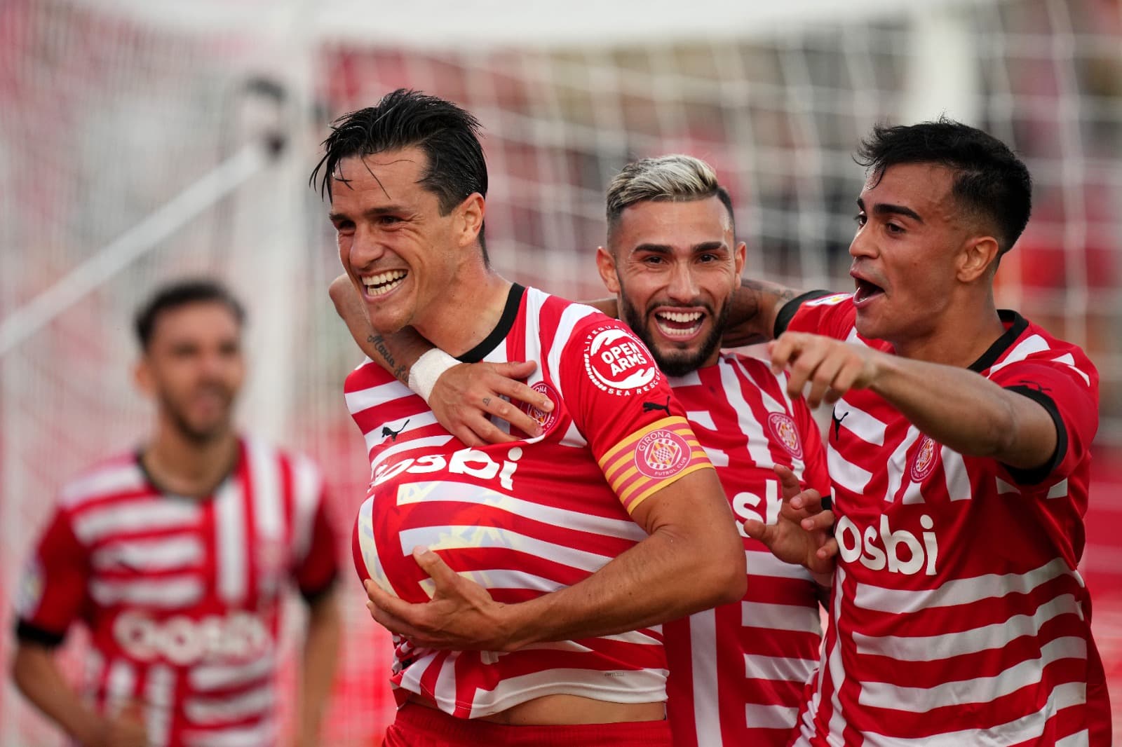 Bernardo Espinosa do Girona FC comemora com os companheiros de equipe Valentin Castellanos e Reinier após marcar o primeiro gol da equipe durante a partida da LaLiga Santander entre Girona FC e RCD Mallorca no Estádio Montilivi em 04 de maio de 2023 em Gi
