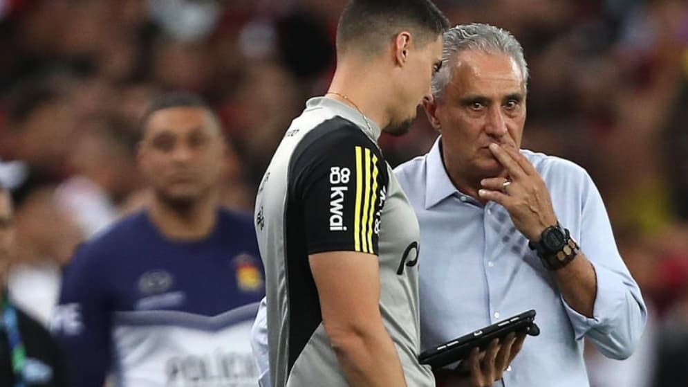 matheus bachi ao lado de tite em jogo do flamengo