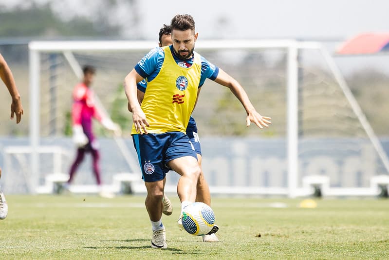 Everton Ribeiro, meio-campo do Bahia, em treinamento