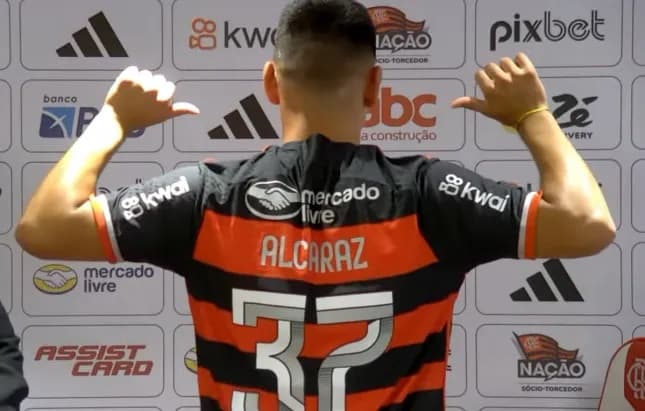Carlos Alcaraz pousa com a camisa 37 na apresentação no Flamengo
