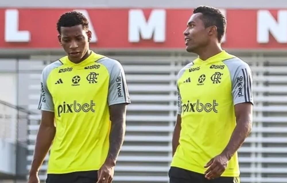 Alex Sandro e Gonzalo Plata em treino do Flamengo; dupla estreia contra o Vasco
