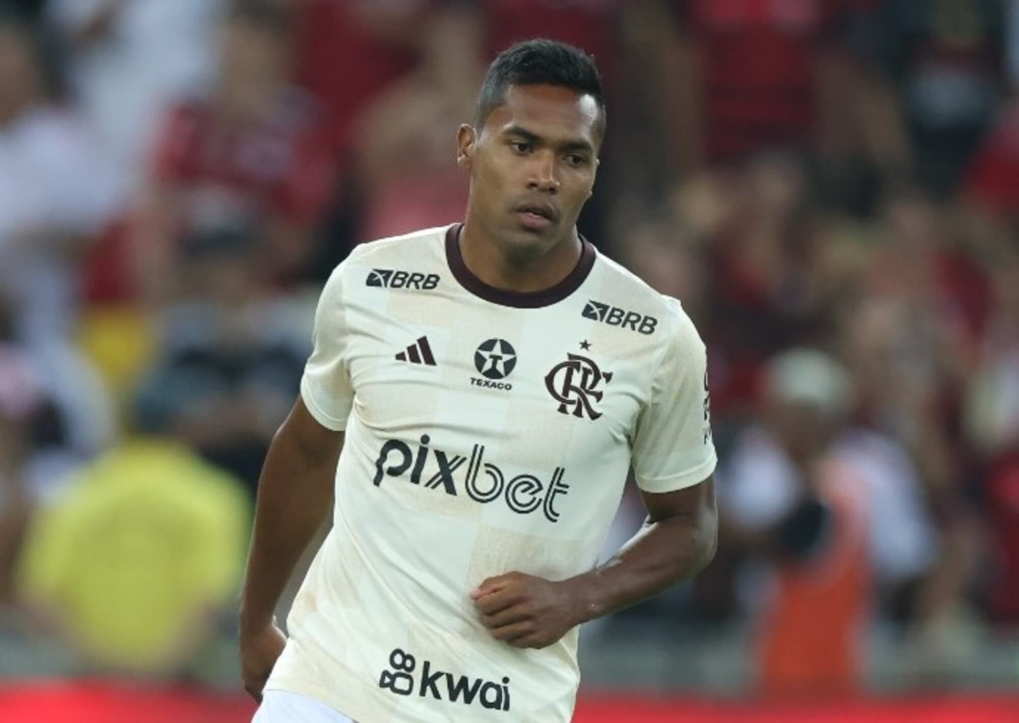 Fazendo estreia, Alex Sandro no aquecimento de Flamengo x Vasco