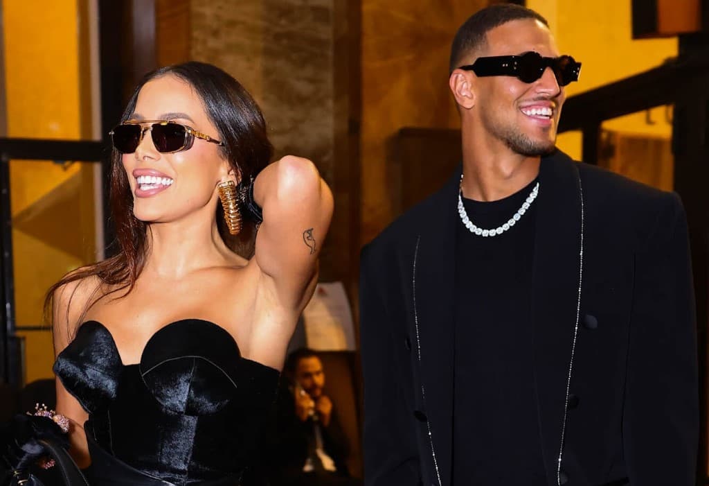 Anitta e Vinicius Souza, volante revelado pelo Flamengo, assumem namoro em desfile em Paris.