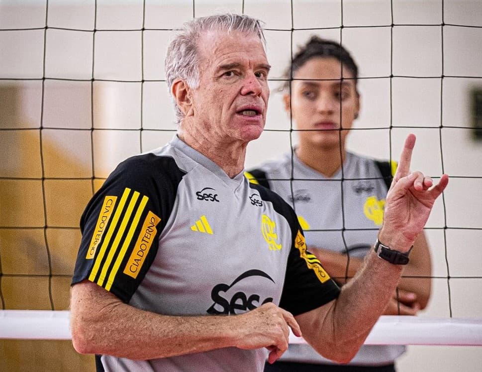 Bernardinho em treino do Sesc Flamengo; treinador falou sobre estreia contra Maringá na Copa Nacional de Clubes