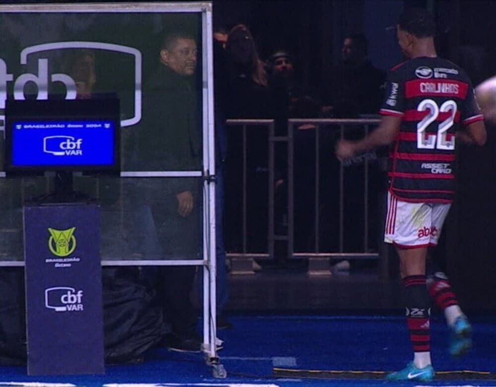 Carlinhos prestes a acertar soco na cabine do VAR em Grêmio x Flamengo