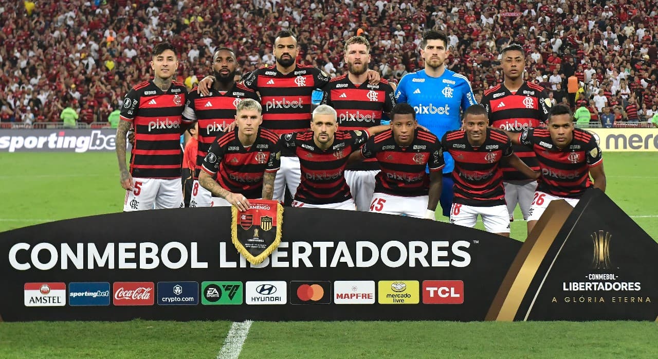 RIO DE JANEIRO, BRASIL - 19 DE SETEMBRO: Jogadores do Flamengo posam para uma foto do time antes da partida das quartas de final da Copa CONMEBOL Libertadores 2024 entre Flamengo e Peñarol no Estádio do Maracanã em 19 de setembro de 2024 no Rio de Janeiro