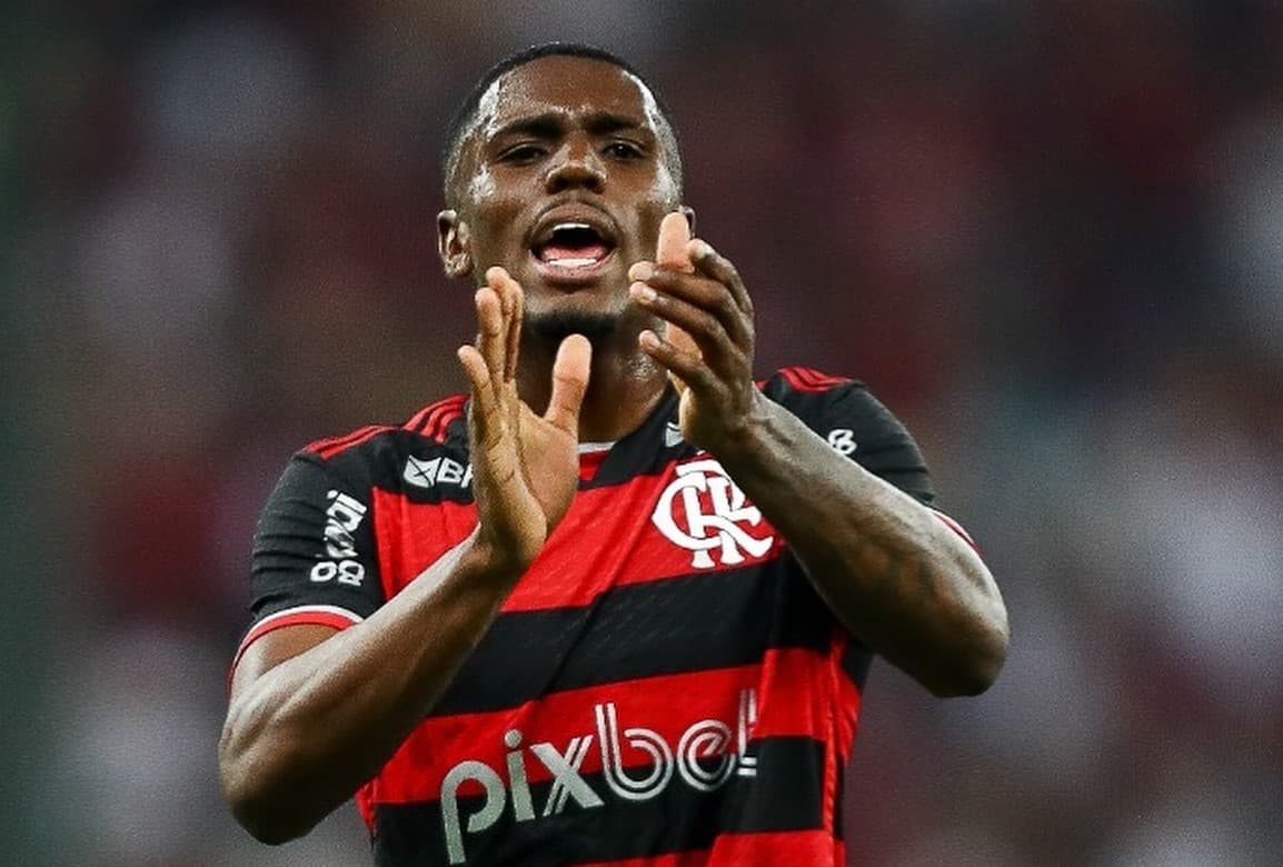 Evertton Araújo em jogo do Flamengo; primeira reunião com a diretoria termina sem acordo para renovação