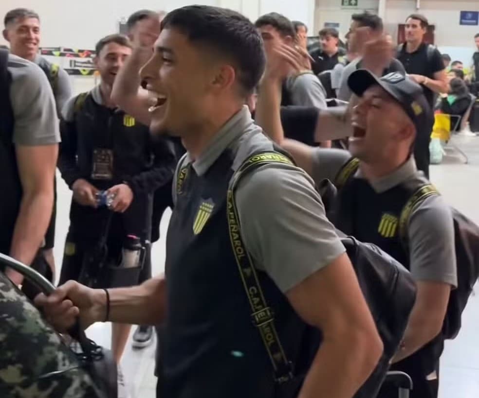 Jogadores do Peñarol fazem festa no Galeão após vencerem Flamengo na Libertadores