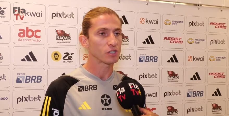 Filipe Luís dando entrevista como técnico do Flamengo.