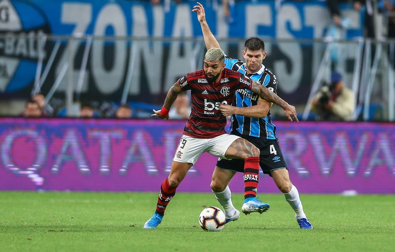 PORTO ALEGRE, BRASIL - 02 DE OUTUBRO: Walter Kannemann, do Grêmio, disputa a bola contra Gabriel Barbosa, do Flamengo, durante a partida de ida da semifinal entre Grêmio e Flamengo, como parte da Copa Libertadores 2019, na Arena do Grêmio, em 02 de outubr