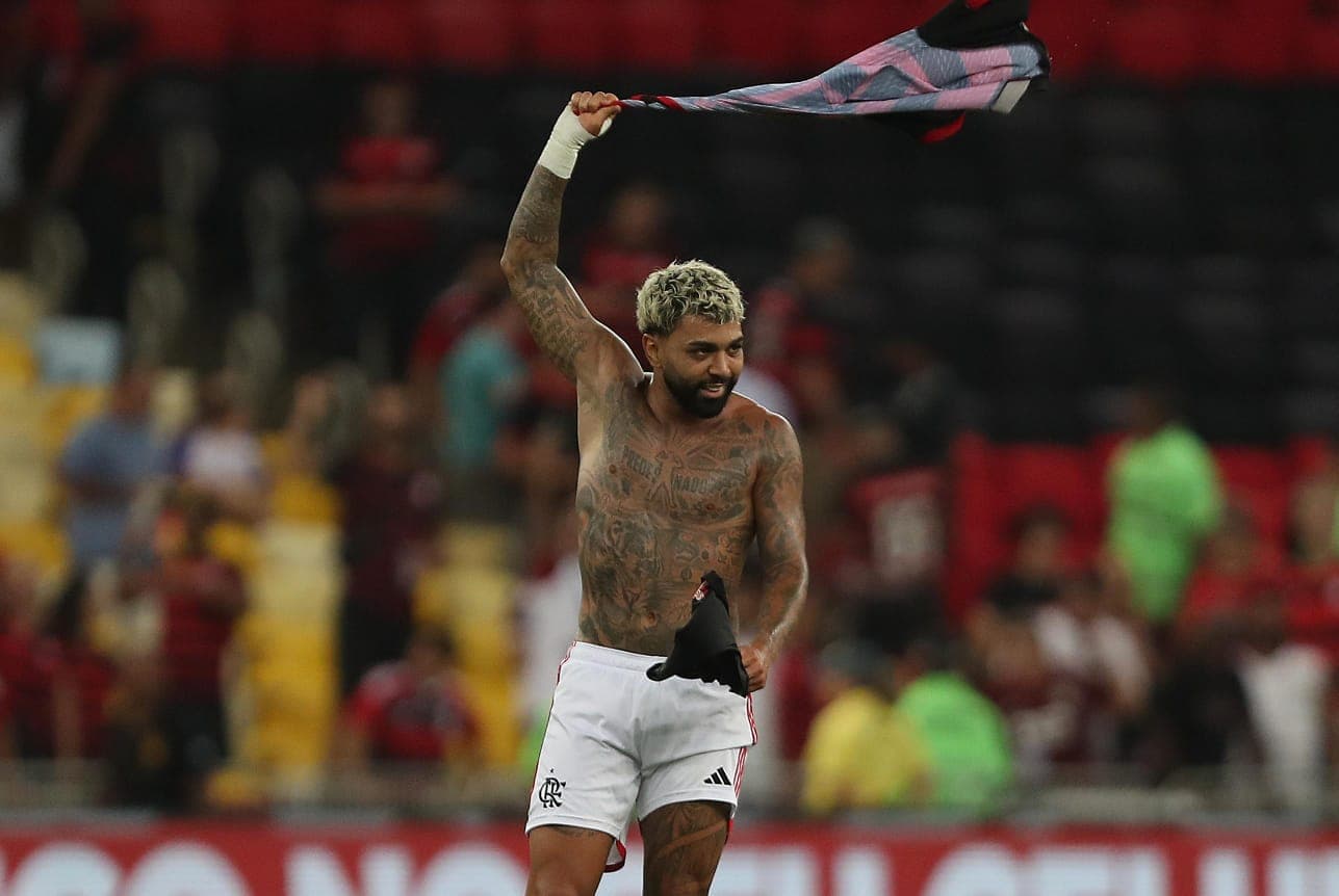 Gabigol girando camisa do Flamengo