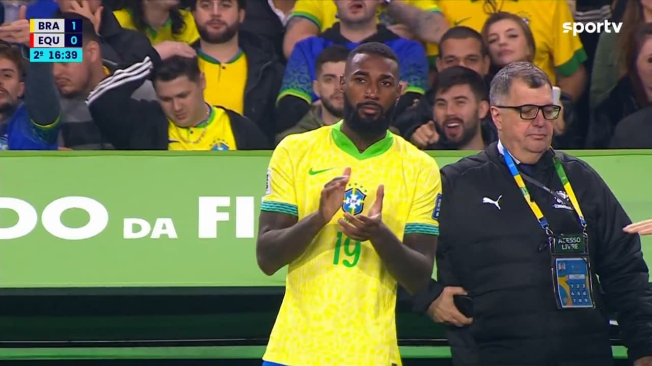 Gerson, do Flamengo, pela seleção brasileira