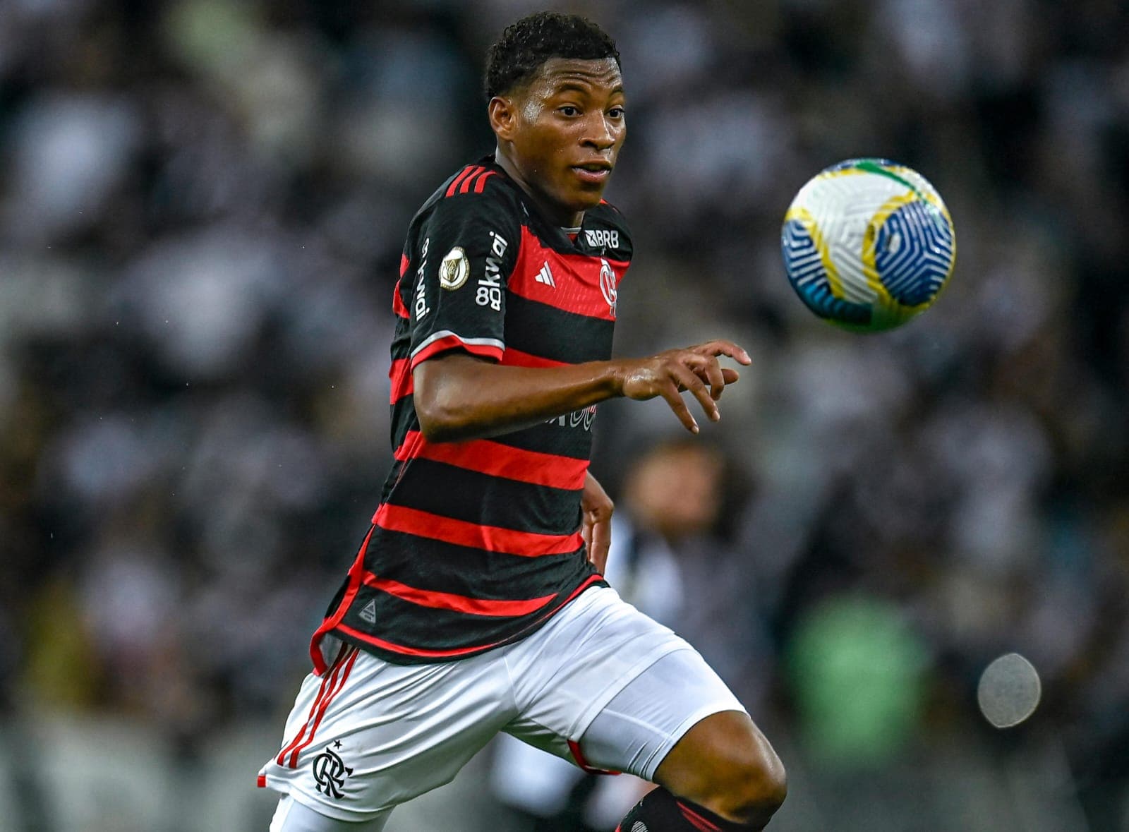 Gonzalo Plata olhando para bola durante jogo do Flamengo