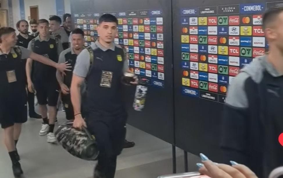 Guzmán Rodríguez, do Peñarol, passa com caixa de som na zona mista do Maracanã após vitória sobre o Flamengo