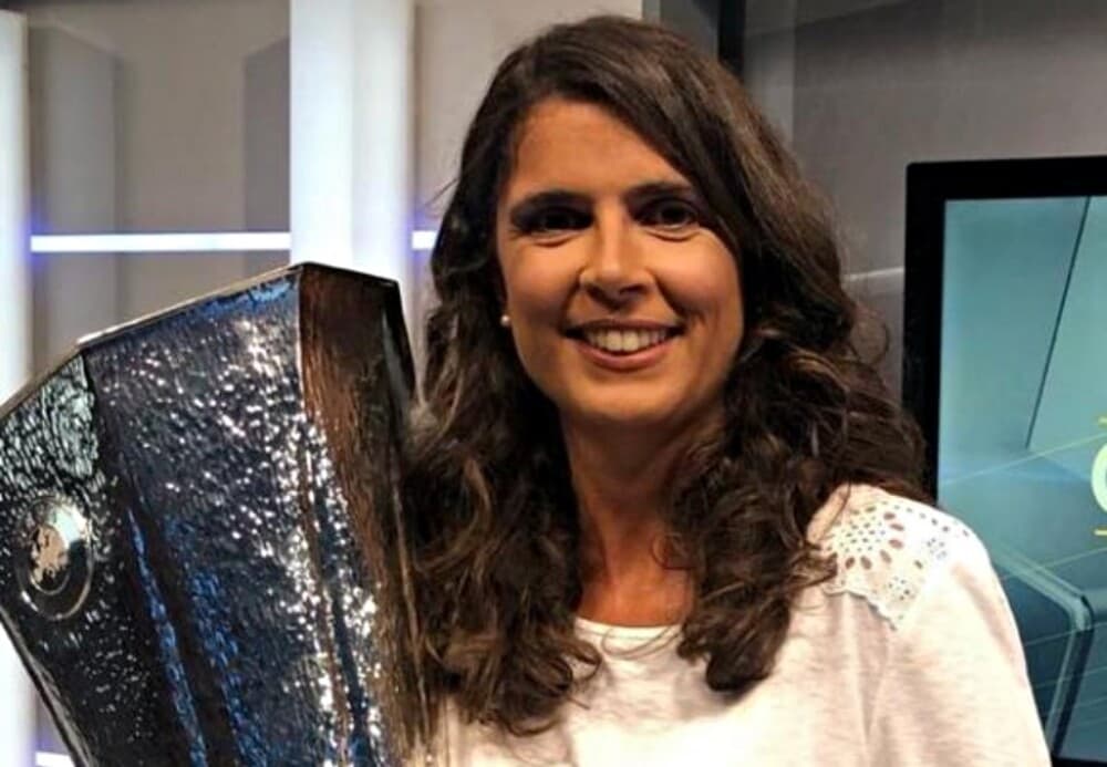 Helena Costa com a taça da Europa League, conquistada quando estava no Eintracht Frankfurt; portuguesa tem acordo com MGM para trabalhar no Flamengo