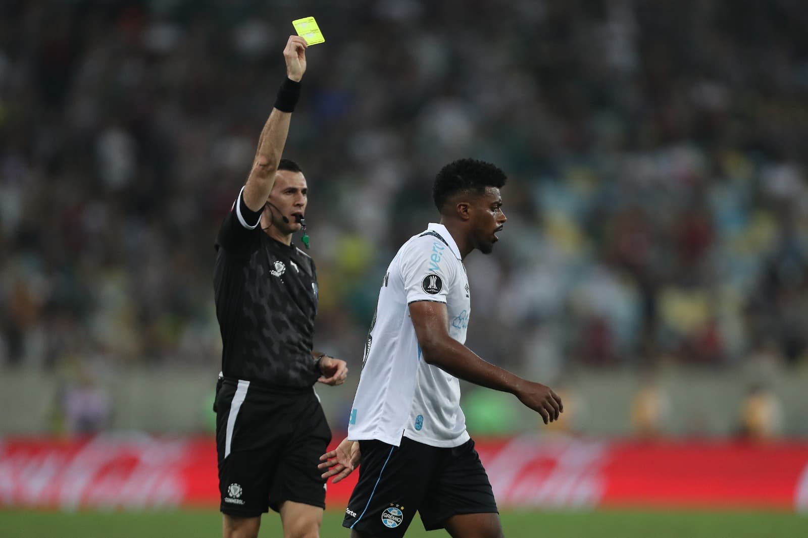 Jemerson recebe cartão amarelo em jogo do Grêmio; zagueiro é desfalque contra o Flamengo