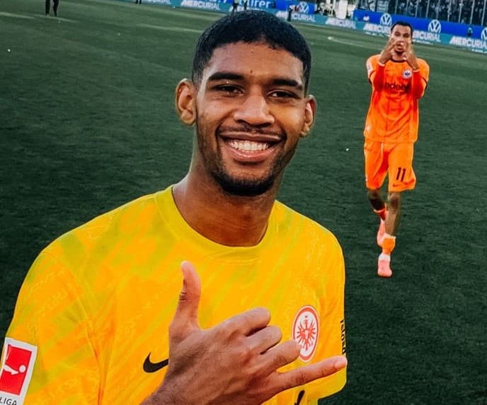 Kauã Santos, ex-Flamengo, sorri após jogo como titular pelo Eintracht Frankfurt