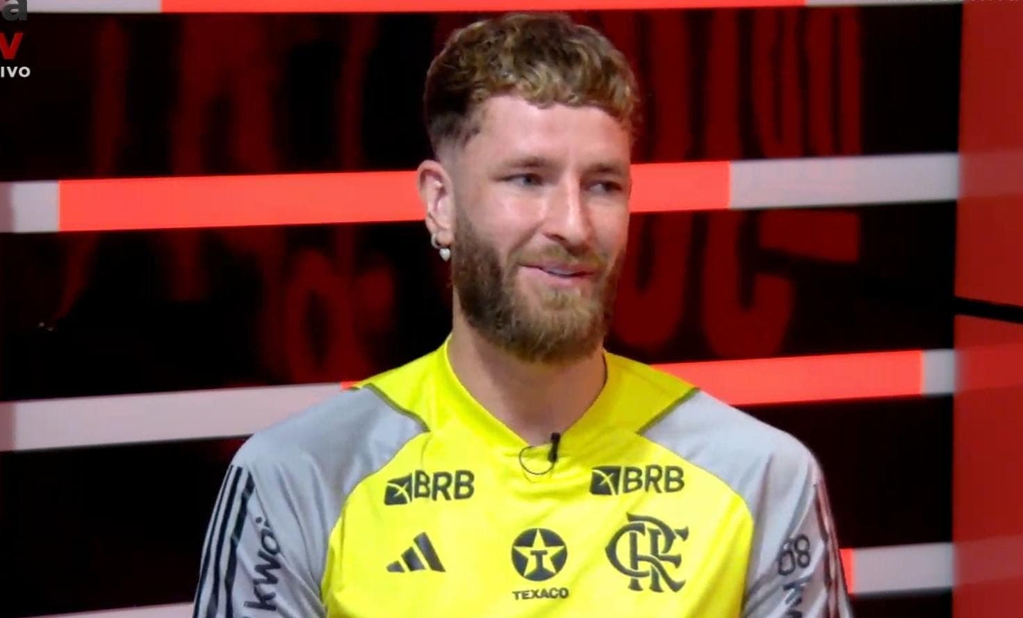 Léo Pereira sorri durante entrevista à Fla TV