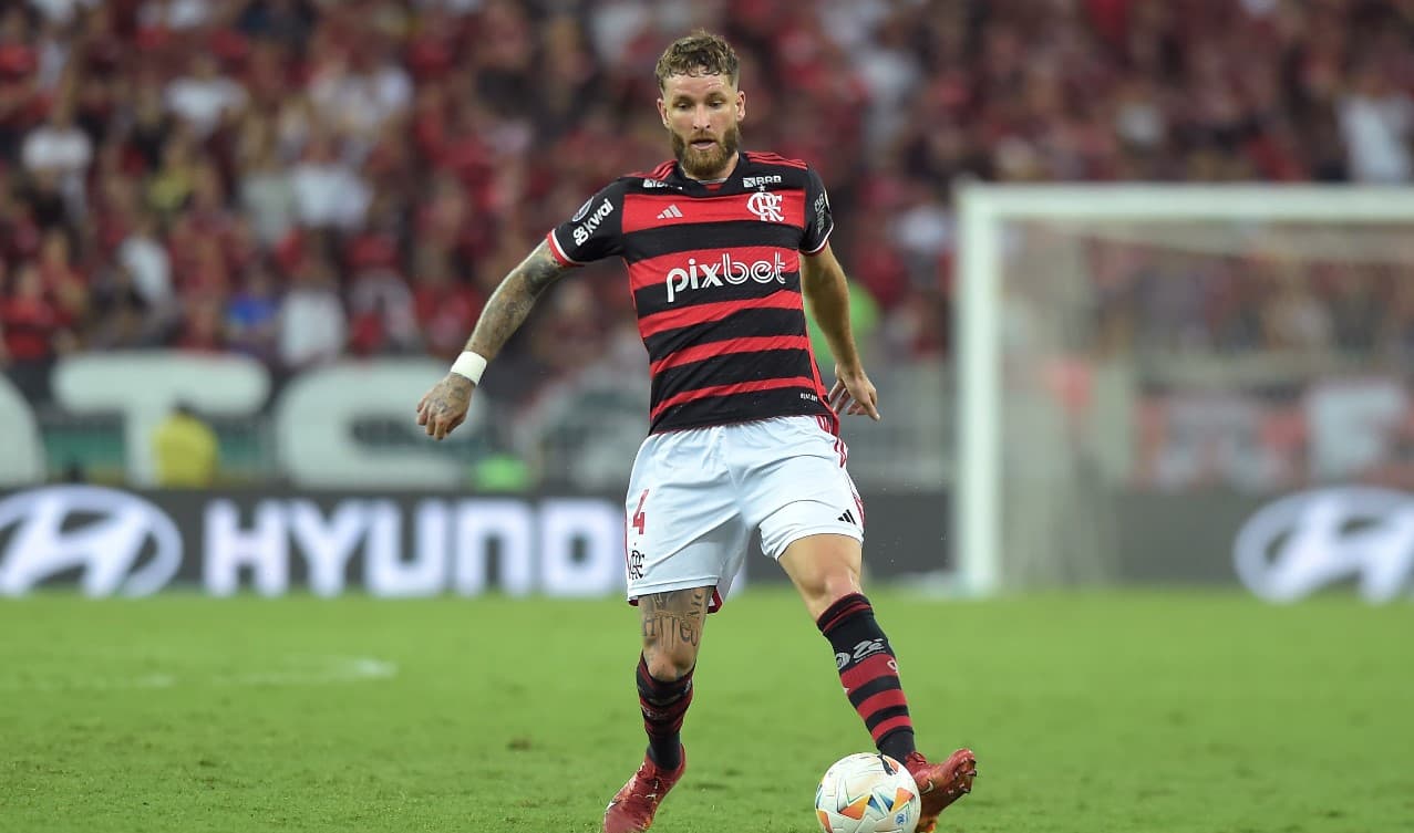RIO DE JANEIRO, BRASIL - 19 DE SETEMBRO: Léo Pereira do Flamengo controla a bola durante a partida das quartas de final da Copa CONMEBOL Libertadores 2024 entre Flamengo e Peñarol no Estádio do Maracanã em 19 de setembro de 2024 no Rio de Janeiro, Brasil.