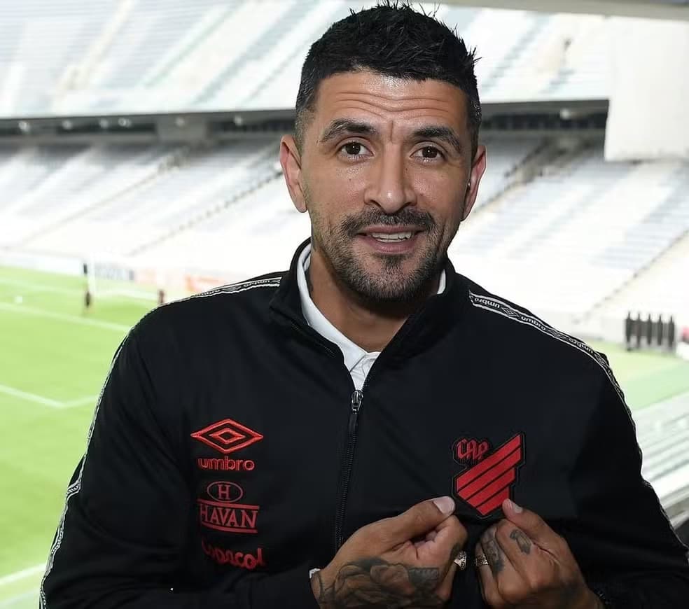 Lucho González com camisa do Athletico-PR; treinador argentino vai enfrentar Flamengo no Brasileirão