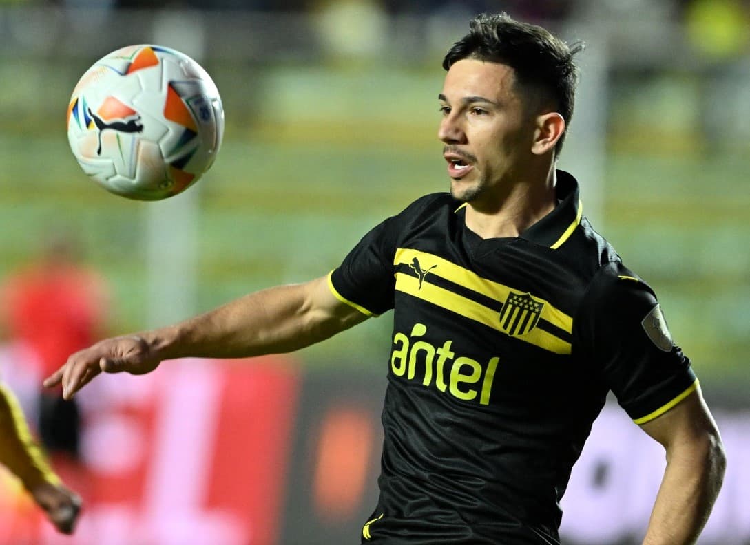 Maximiliano Silvera em campo pelo Peñarol; centroavante é um dos poucos do elenco que já enfrentaram o Flamengo