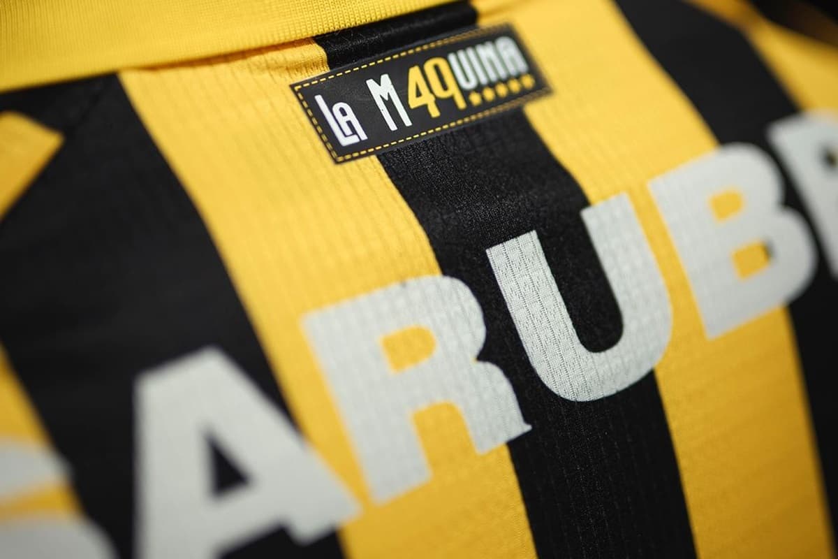 Foto com close da nova camisa de aniversário do Peñarol, adversário do Flamengo nas quartas da Copa Libertadores 2024