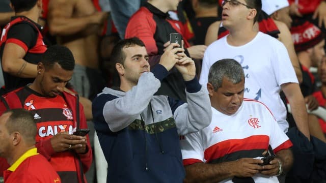 Torcida do Flamengo utilizando celular no Maracanã