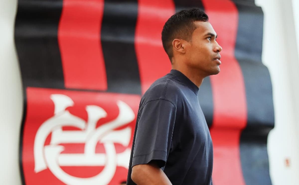 alex sandro no ct do flamengo ninho do urubu