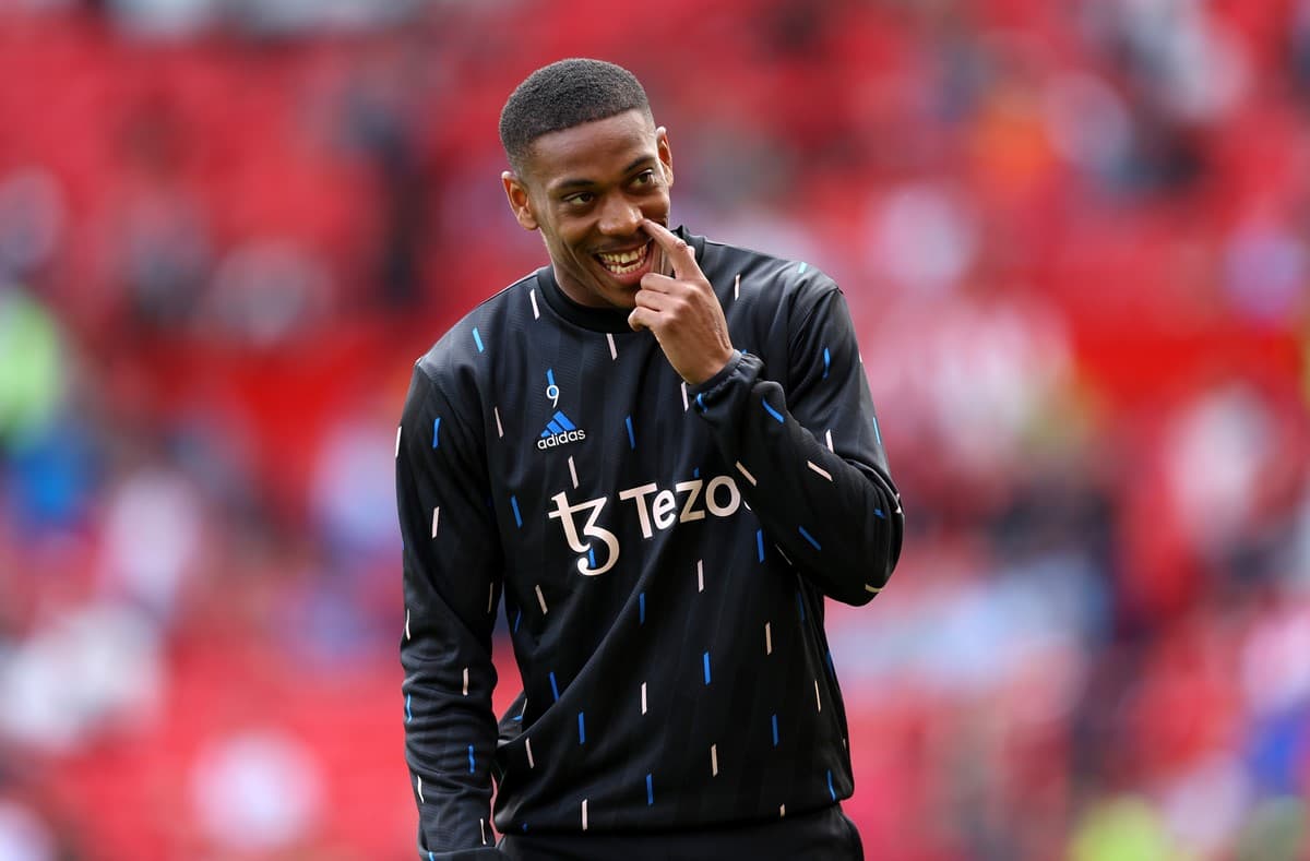 Anthony Martial sorridente durante pré-jogo do Manchester United