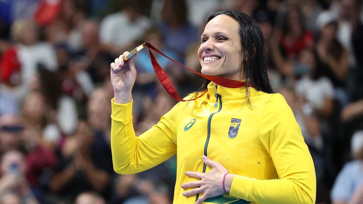 Carol Santiago exibe medalha na Paralímpiada de Paris