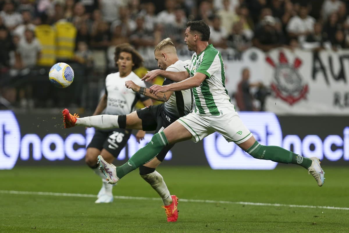 Pedro Henrique finaliza de voleio com marcação forte durante Corinthians x Juventude pela Copa do Brasil 2024