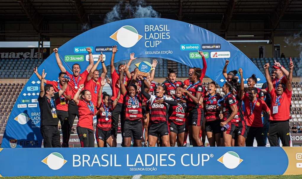 Time feminino do Flamengo levantando troféu e celebrando título da Ladies Cup 2022