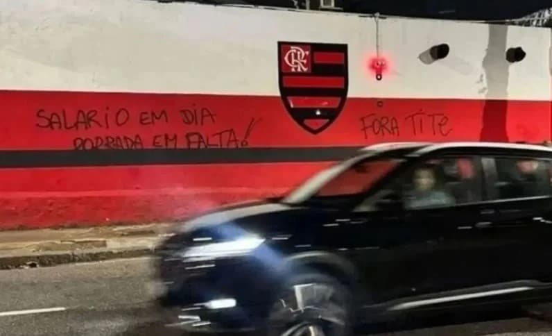 Muro da sede do Flamengo, na Gávea, pichado com "fora tite"
