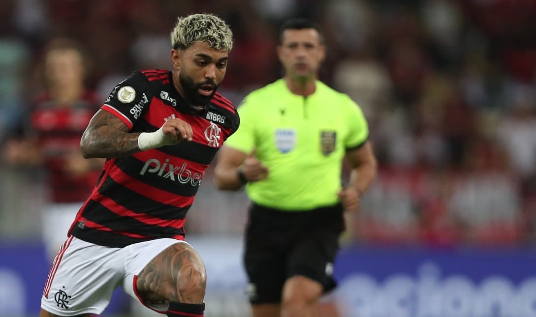 Gabriel Barbosa do Flamengo conduz a bola durante a partida entre Flamengo e Bahia como parte do Brasileirão 2024 no Estádio do Maracanã em 20 de junho de 2024 no Rio de Janeiro, Brasil.