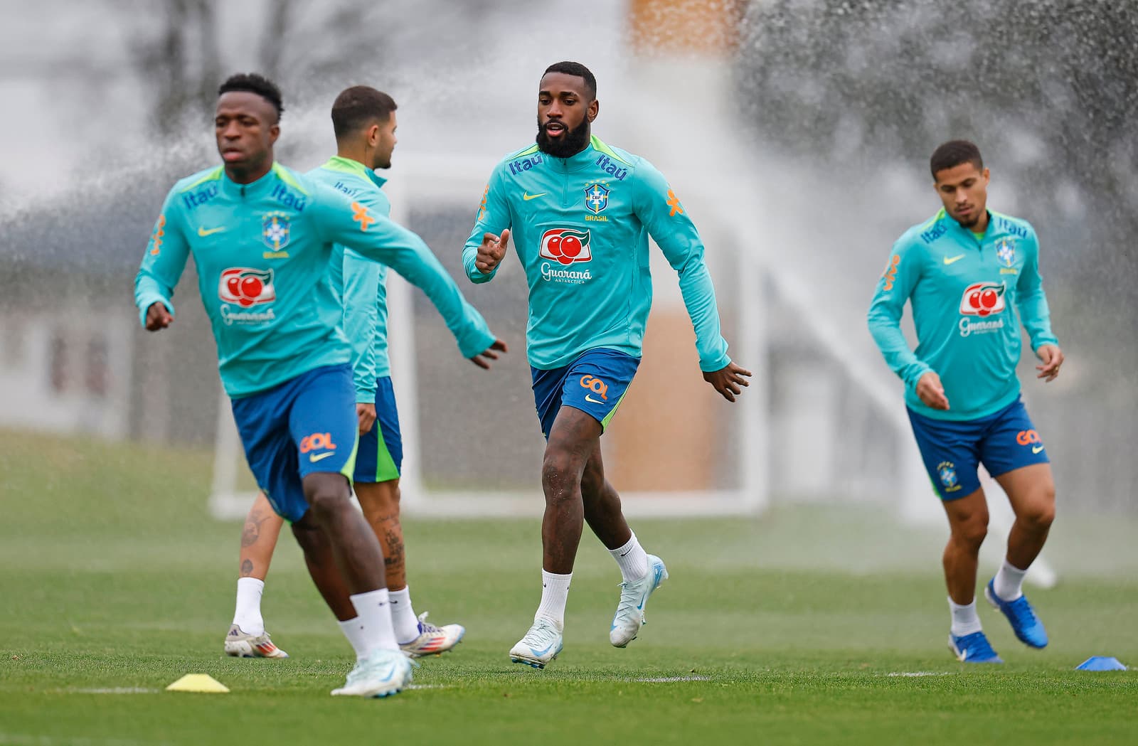 Gerson, Vini Jr e João Gomes treinam pela seleção