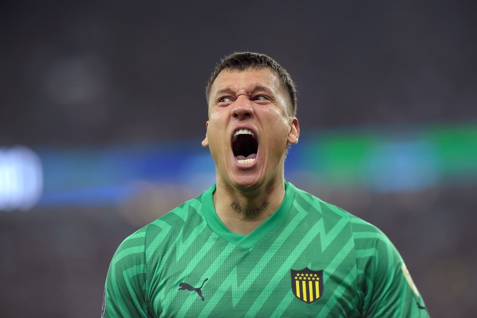 Washington Aguerre, do Peñarol, comemora o primeiro gol do time marcado durante a partida das quartas de final da Copa CONMEBOL Libertadores 2024 entre Flamengo e Peñarol, no Maracanã