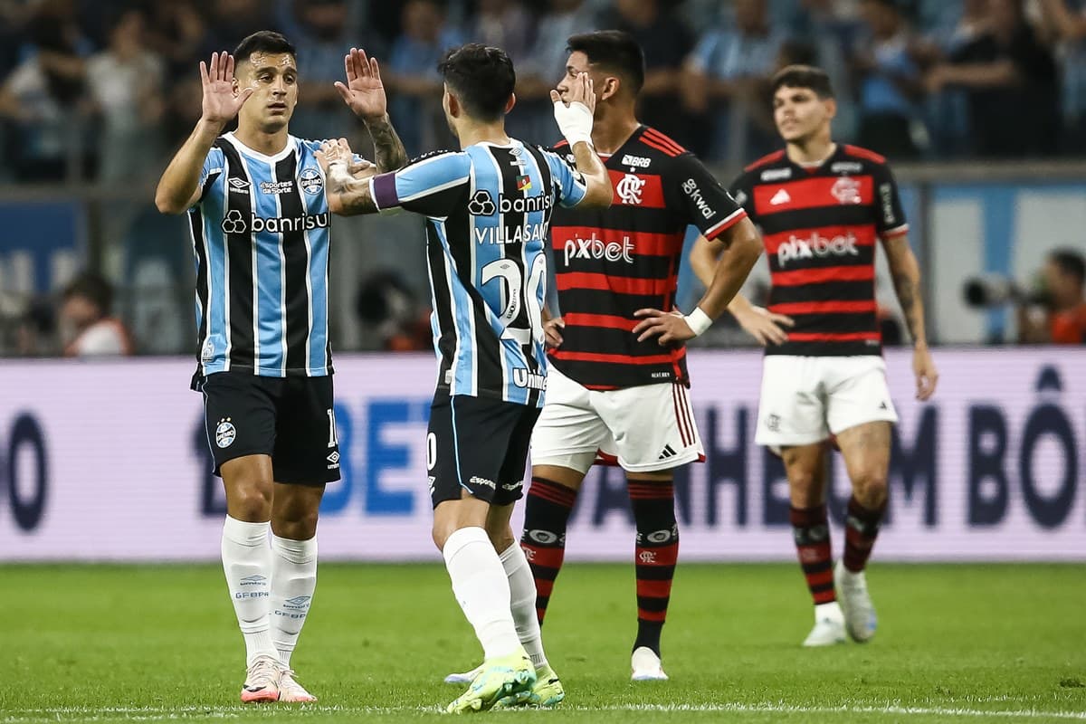 Cristaldo e Villasanti, jogadores do Grêmio se cumprimentam após gol contra o Flamengo no Brasileirão 2024