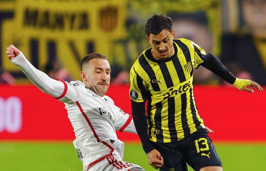 Léo Ortiz do Flamengo e Eduardo Darias do Peñarol lutam pela bola durante a partida da segunda mão das quartas de final da Copa CONMEBOL Libertadores 2024 entre Peñarol e Flamengo no Estádio Campeon Del Siglo em 26 de setembro de 2024 em Montevidéu, Urugu
