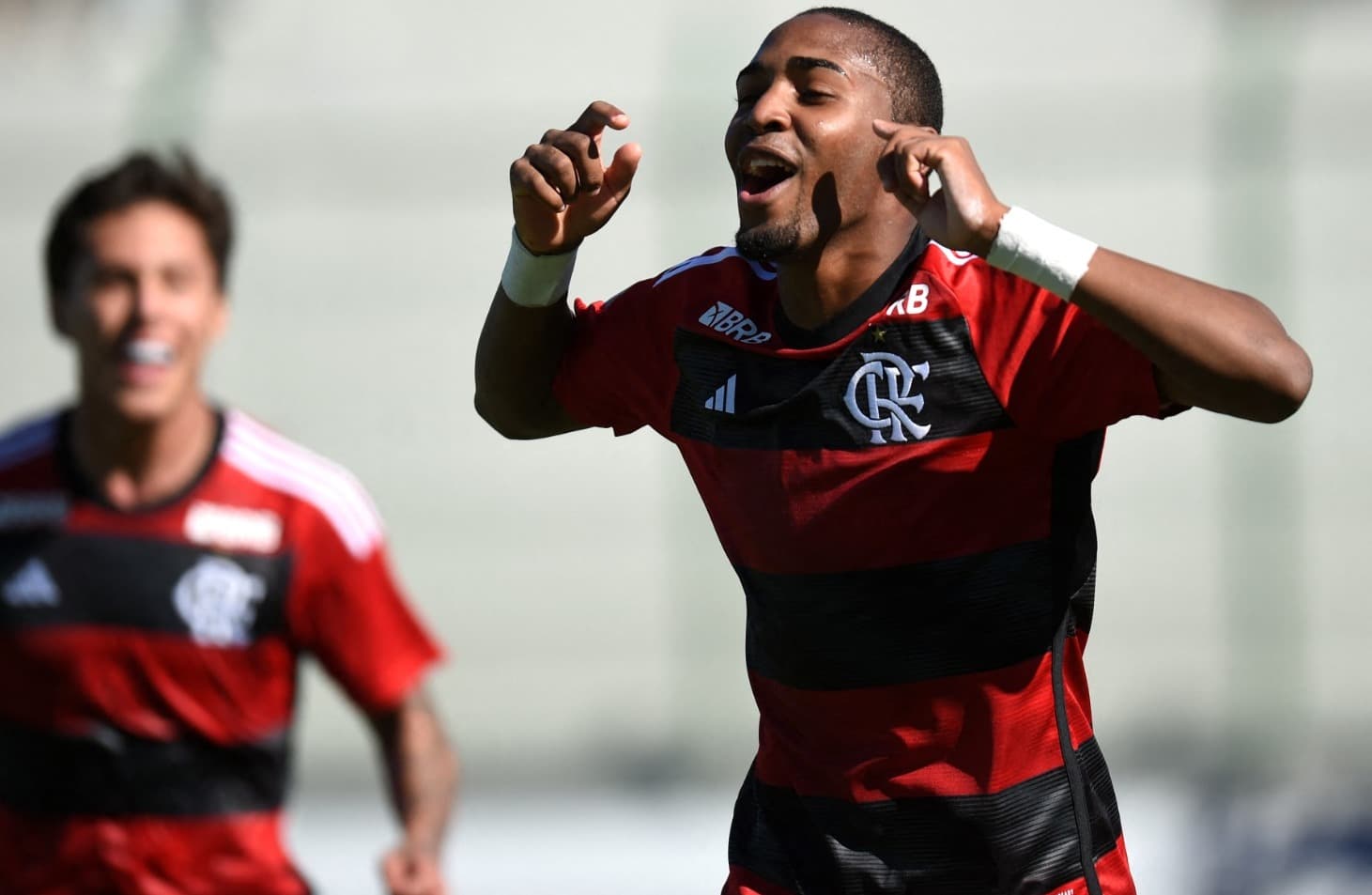 O meio-campista do Flamengo Lorran (D) comemora após marcar um gol durante a final da Copa Libertadores Sub-20 entre o Flamengo do Brasil e o Boca Juniors da Argentina em Maldonado, Uruguai, em 17 de março de 2024.
