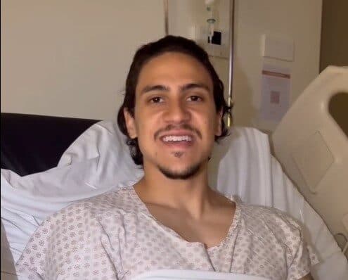 Pedro em hospital, após cirurgia