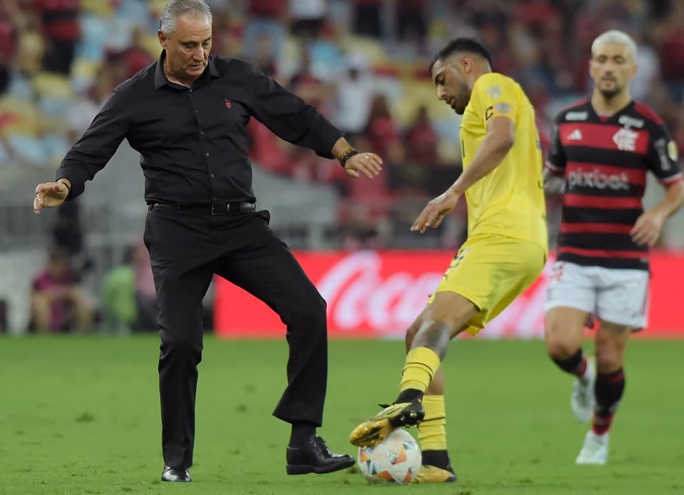 Tite, técnico do Flamengo, entra em campo durante a partida das quartas de final da Copa CONMEBOL Libertadores 2024 entre Flamengo e Peñarol no Estádio do Maracanã em 19 de setembro de 2024 no Rio de Janeiro, Brasil.