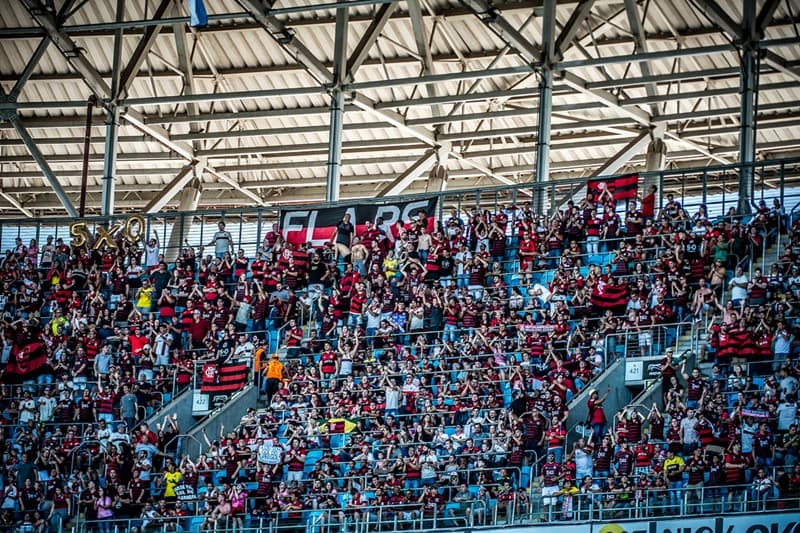 Torcida do Flamengo aplaudindo vitória rubo-negra sobre o Grêmio na Arena do Grêmio pelo Brasileirão 2019